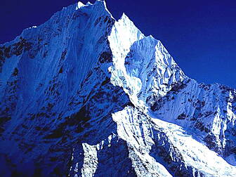 Four still missing on Everest